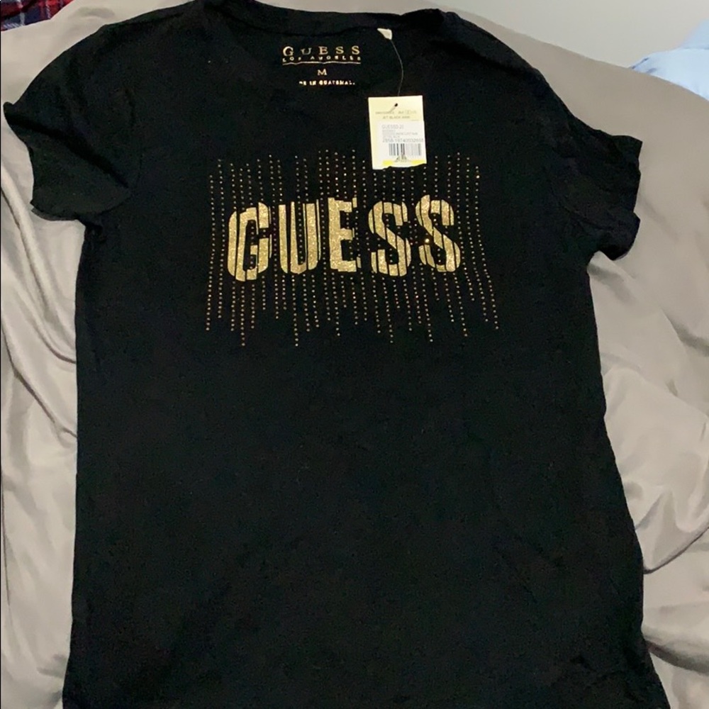 NWT Guess slim fit t shirt. Fits like a small-